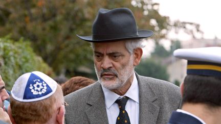 Le rabbin de Ris-Orangis Michel Serfaty lors d'une visite de Nicolas Sarkozy dans la synagogue de sa ville, le 17 octobre 2003. (JACK GUEZ / AFP)