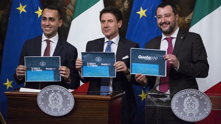 Le ministre italien de l'Intérieur Matteo Salvini (D), le président du Conseil Giuseppe Conte (C) et le ministre du Développement économique (G), présentent&nbsp;le nouveau droit économique à la suite d'une réunion du cabinet au palais de Chigi, à Rome, le 17 janvier 2019. (CHRISTIAN MINELLI / NURPHOTO)