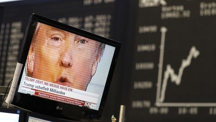 Un écran de télévision montre le visage de Donald Trump, dans les locaux de la Bourse de Francfort (Allemagne), le 9 novembre 2016. (? KAI PFAFFENBACH / REUTERS / X00446)