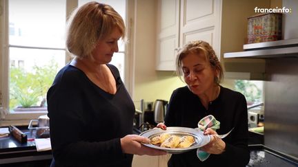 Luana Belmondo (à gauche) et Arzu Ergüner (à droite) présentent leur plat de "borëk". (CAPTURE D'ECRAN)