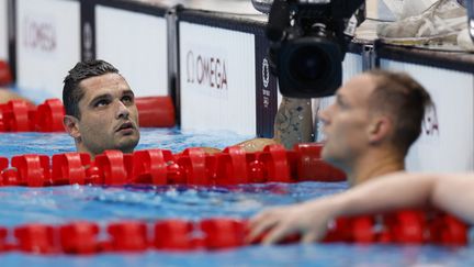 Florent Manaudou (à gauche) et l'Américain Caeleb Dressel aux Jeux olympiques de Tokyo.&nbsp; (ODD ANDERSEN / AFP)