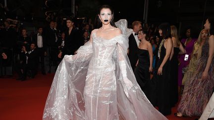 Julia Fox a arboré une robe transparente au Festival de Cannes le 22 mai (LIONEL HAHN / GETTY IMAGES EUROPE)