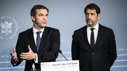 Le ministre de la Santé, Olivier Véran, et le ministre de l'Intérieur, Christophe Castaner, le 2 mai 2020 à L'Elysée (Paris). (ELIOT BLONDET  / MAXPPP)