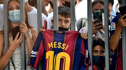 Les supporters barcelonais, tristes, aux abords du Camp Nou le 8 août 2021. (PAU BARRENA / AFP)