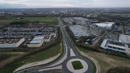 La zone commerciale de la Vallée, à Amiens (Somme), un des sites lauréats de l'appel à projets du gouvernement, le 3 janvier 2023. (FRED HASLIN / LE COURRIER PICARD / MAXPPP)