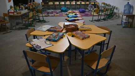 Une salle de classe installé dans un abri anti-bombes dans une école de Kiev, le 29 août 2022. (GENYA SAVILOV / AFP)