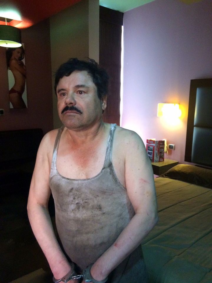 Joaquin "El Chapo" Guzman, lors de sa capture dans un hôtel de Los Monchis (Mexique), le 8 janvier 2016. (PLAZA DE ARMAS / AFP)