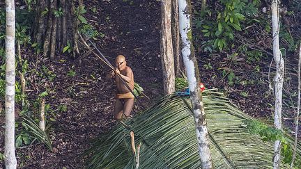 Un membre de la tribu pointe son arc en direction de l'hélicoptère de Ricardo Stuckert, le 18 décembre 2016.&nbsp; (RICARDO STUCKERT)