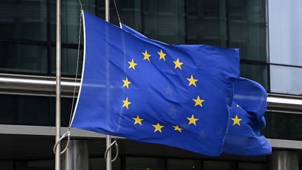 Le drapeau européen flotte devant la Commission européenne, à Bruxelles, le 9 septembre 2022. (JOHN THYS / AFP)