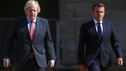 Le président français Emmanuel Macron (à droite) et le Premier ministre britannique Boris Johnson (à gauche), à Londres, le 18 juin 2020. (HANNAH MCKAY / POOL)