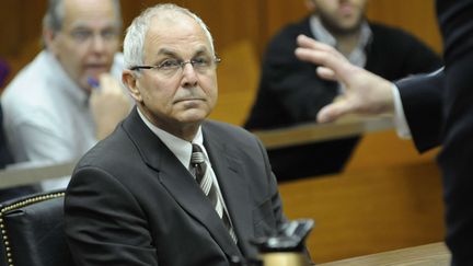 Peter Madoff, le fr&egrave;re de Bernard Madoff, au tribunal de New York (Etats-Unis), le 3 avril 2009. (LOUIS LANZANO / AP / SIPA / AP)