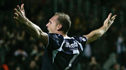 Lilian Laslandes célèbrant un but contre Galatasaray en Ligue des champions, le 22 novembre 2006. (LIONEL CIRONNEAU/AP/SIPA / AP)