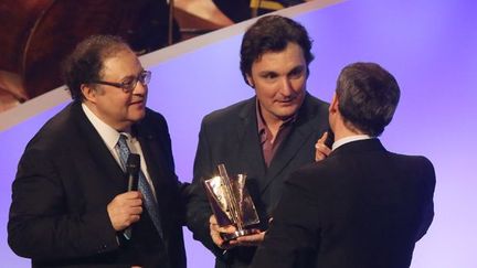 Le baryton Ludovic Tézier reçoit, surpris et ému, la Victoire de l'artiste lyrique de l'année des mains de Frédéric Lodéon (à gauche) et Louis Laforge, aux Victoires classiques à Bordeaux (25/02/2013)
 (Nicolas Tuscat / AFP)