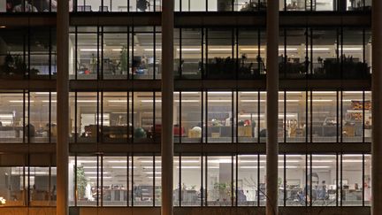 Des bureaux éclairés dans un immeuble de&nbsp;Budapest (Hongrie), le 20 décembre 2012. (ROMEO REIDL / MOMENT RF / GETTY IMAGES)