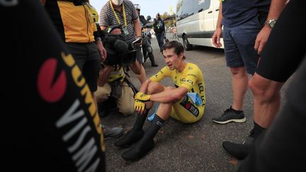 A terre, Primoz Roglic réalise ce qu'il vient de se passer entre Lure et la Planche des Belles Filles. (CHRISTOPHE PETIT TESSON / POOL)