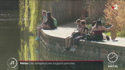 Des jeunes profitent du soleil fin mars 2021 (France 2)