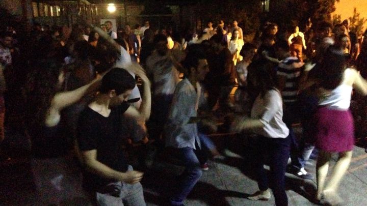 Des Grecs&nbsp;dansent en pleine rue pr&egrave;s de l'Acropole, &agrave; Ath&egrave;nes (Gr&egrave;ce), le 14 juillet 2015. (ARIANE NICOLAS / FRANCETV INFO)