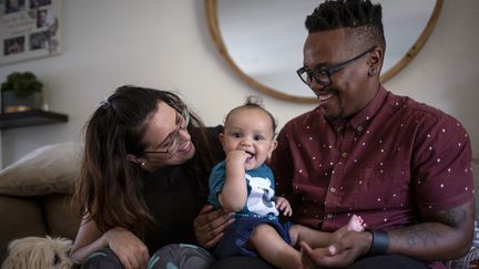 De gauche à droite, Cheryl, Camden et Mpho Mojapelo dans leur maison à Johannesburg, le 7 mars 2019. (GULSHAN KHAN / AFP)