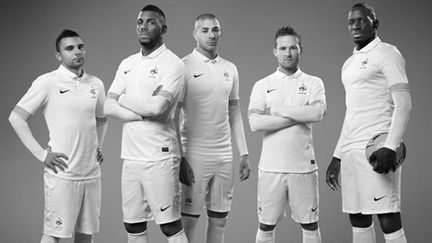 Martin, M'vila, Benzema, Cabaye et Sakho avec le maillot des Bleus. 