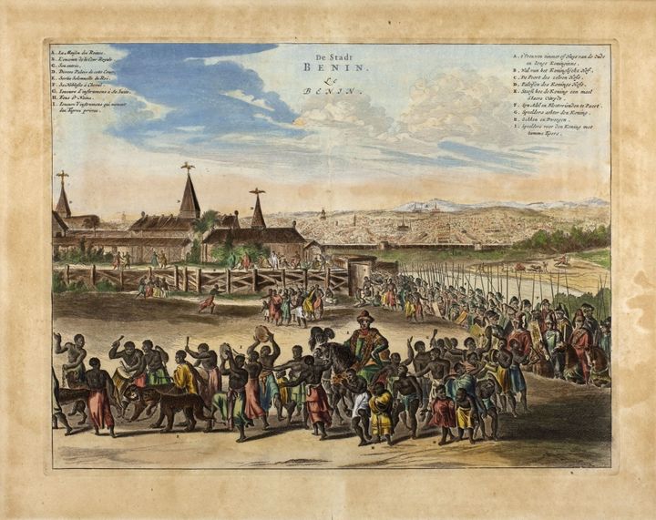 "Benin City", gravure aquarellée extraite de "Description de l'Afrique" d'Olfert Dapper, 1686 : défilé de la population avec des animaux sauvages tenus en laisse et, derrière, une armée européenne et, au loin, une ville entourée d'une enceinte.
 (musée du quai Branly - Jacques Chirac)