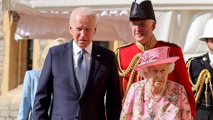 Le président américain Joe Biden et la reine Elizabeth II au chateau de Windsor, à l'ouest de Londres, le 13 juin 2021. (CHRIS JACKSON / AFP)