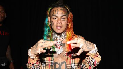 Le rappeur&nbsp;Tekashi 6ix9ine le 1er septembre 2018 à Philadelphie (Etats-Unis). (SHAREIF ZIYADAT / WIREIMAGE / GETTY IMAGES)