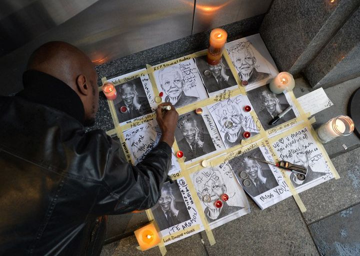 L'hommage des New-yorkais à Nelson Mandela à L'Apollo Theater 
 (STAN HONDA / AFP)