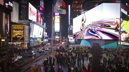 L'écran géant "Mega-Zilla" de la&nbsp;place de Times Square, à New York (Etats-Unis), diffusera le quart de finale de la Coupe du monde féminine de football entre la France et les Etats-Unis, le 28 juin 2019.&nbsp; (CARLO ALLEGRI / REUTERS)