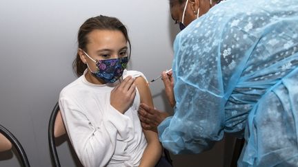 Une petite fille reçoit une injection du vaccin Pfizer / BioNtech contre le Covid-19, à Grasse (Alpes-Maritimes), le 5 janvier 2022.&nbsp; (ERIC DERVAUX / HANS LUCAS / AFP)