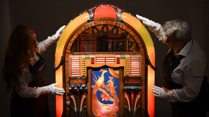 Ce jukebox de la marque américaine Wurlitzer est estimé entre 15 000 et 25 000 livres sterling (17 000 - 29 000 euros). (DANIEL LEAL / AFP)