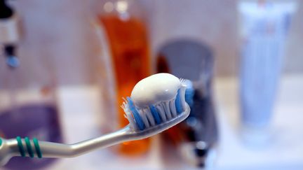 Le magazine 60 millions de consommateurs a mené l'enquête&nbsp;sur une série de produits cosmétiques de grande consommation dont les dentifrices (photo d'illustration). (JULIO PELAEZ / MAXPPP)