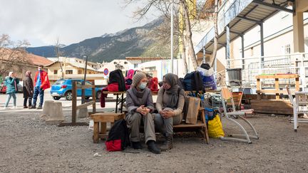 Des migrants afghans au sein du Refuge solidaire de Briançon (Hautes-Alpes), le 20 avril 2021. (MATTEO PLACUCCI / HANS LUCAS / AFP)