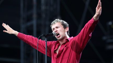 SHAME, Samedi à 17h00 - Les anglais de Shame ont tout donné aux spectateurs, (trop) peu nombreux, rassemblés devant la scène principale. Le groupe punk a apporté un vent de fraîcheur rock sur le festival, marqué par des performances axées pop, electro et hip-hop. Survoltés, bondissants, emplissant tout l'espace sonore de leur brutalité musicale, les cinq Britanniques ont rocké comme personne d'autre au Main Square.&nbsp; (LUDOVIC MAILLARD / MAXPPP)