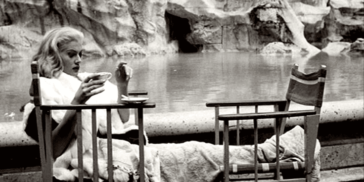 L'actrice Anita Ekberg lors d'une pause dans le tournage du film la "Dolce Vita"
 (F3/ Culturebox)