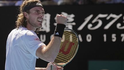 Le Grec Stefanos Tsitsipas lors de sa demi-finale à l'Open d'Australie, face au Russe Karen Khachanov, le 27 janvier 2023. (DITA ALANGKARA / AP)