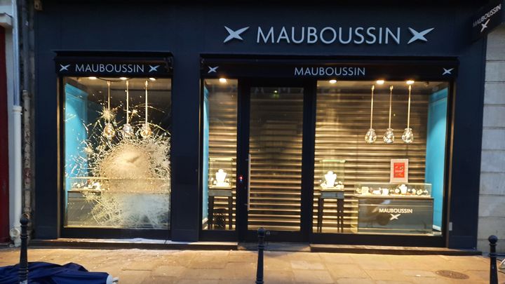 La vitrine de la boutique Mauboussin, à Châtelets-les-Halles, en plein Paris, a été attaquée dans la nuit du 29 au 30 juin 2023, mais elle n'a pas cédé. (ALAIN GASTAL / RADIOFRANCE)