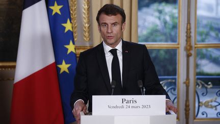 Le président français, Emmanuel Macron, lors d'une conférence de presse à l'Elysée, à Paris, le 24 mars 2023. (YOAN VALAT / POOL / AFP)