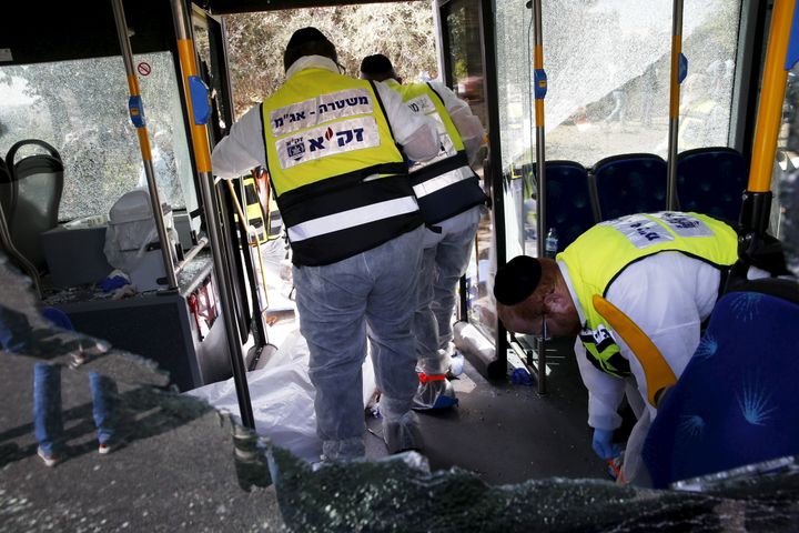 Des membres des secours isra&eacute;liens interviennent dans le bus vis&eacute; par une attaque le 13 octobre &agrave; J&eacute;rusalem.&nbsp; (RONEN ZVULUN / REUTERS)