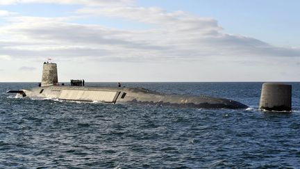 Un sous-marin du programme britannique Trident, le 4 avril 2013, lors d'une patrouille dans les eaux écossaises. (ANDY BUCHANAN / AFP)