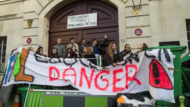 Des adolescents font le blocus du lyc&eacute;e Charlemagne (4e arrondissement), &agrave; Paris, pendant que d'autres ont pris le chemin de la manifestation. ( MAXPPP)