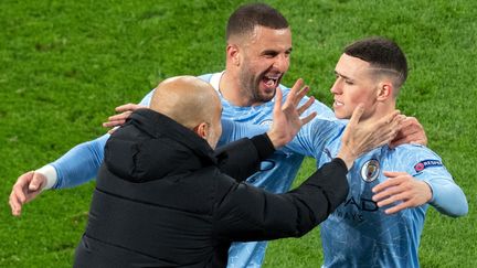 Pep Guardiola célèbre le but de Phil Foden contre le Borussia Dortmund le 14 avril 2021. (FEDERICO GAMBARINI / DPA)