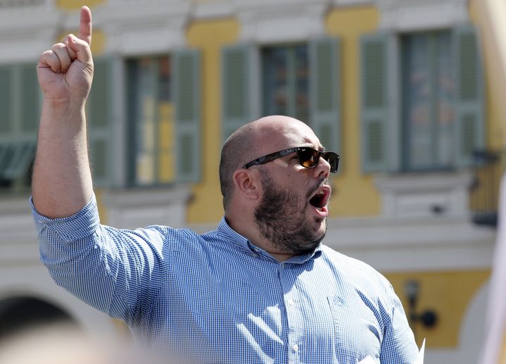 Philippe Vardon, alors dirigeant du mouvement Nissa Rebela, le 2 août 2014 à Nice (Alpes-Maritimes), lors d'un discours contre une manifestation pro-palestinienne. (VALERY HACHE / AFP)