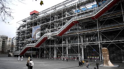 Une sculpture de César est exposée sur le parvis du Centre Pompidou, à Paris, le 29 novembre 2017. (STEPHANE DE SAKUTIN / AFP)