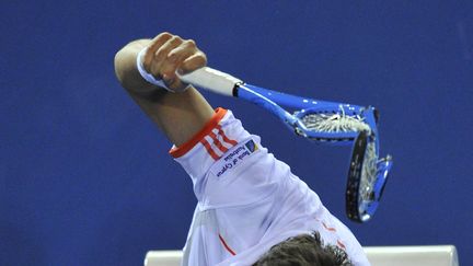 Marcos Baghdatis casse une raquette lors de son match face &agrave; Stanislas Wawrinka lors de l'open de tennis d'Australie le 18 janvier 2012.&nbsp; (TOBY MELVILLE / REUTERS)