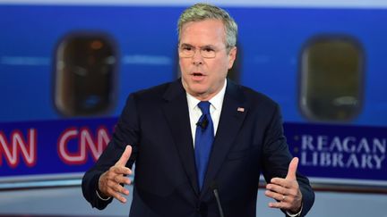 Jeb Bush, le 16 septembre 2015 &agrave; Simi Valley (Californie), pendant un d&eacute;bat pour la primaire r&eacute;publicaine.&nbsp; (FREDERIC J BROWN / AFP)