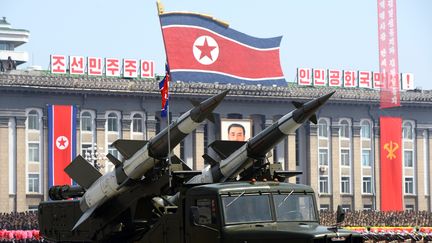 Un v&eacute;hicule lanceur de missiles lors de la parade militaire du 15 avril 2012 &agrave; Pyongyang (Cor&eacute;e du Nord). (PEDRO UGARTE / AFP)