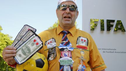 Un homme manifeste devant le si&egrave;ge de la Fifa, touch&eacute;e par un scandale de corruption, le 4 juin 2015, &agrave; Zurich (Suisse). (ARND WIEGMANN / REUTERS)