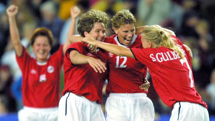 Hege Riise (numéro 6) et les Norvégiennes fêtant leur qualification en finale du tournoi olympique de 2000 à Sydney. (ODD ANDERSEN / AFP)