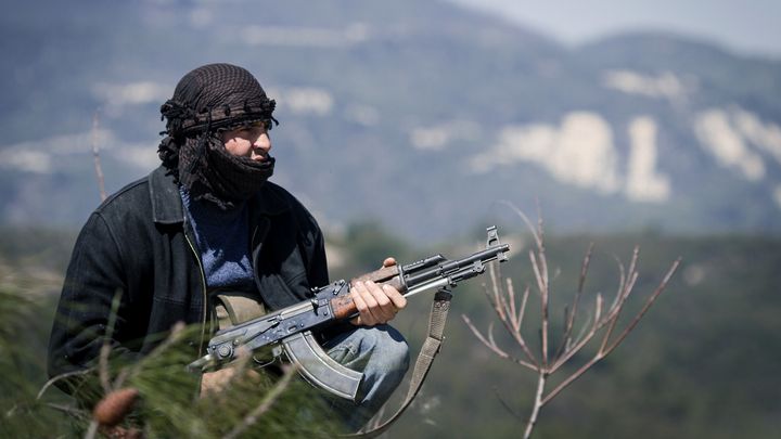 Un membre de l'Arm&eacute;e syrienne libre prend position dans la r&eacute;gion montagneuse d'Idleb, le 19 mars 2012. ( AFP)