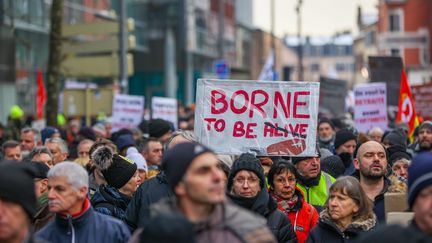 Les pancartes étaient nombreuses dans les cortèges, comme ici à Montbéliard, de ce 19 janvier 2023 contre la réforme des retraites. (LIONEL VADAM  / MAXPPP)